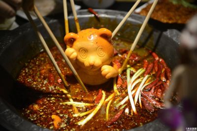 重慶老火鍋底料批發(fā)，吃火鍋的時(shí)候應(yīng)該注意哪些“點(diǎn)”