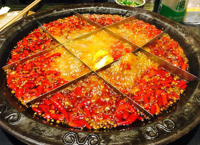  重慶火鍋底料批發(fā)對火鍋文化的闡述 重慶火鍋底料批發(fā)主要提供火鍋底料的銷售，對于一家生意很好的火鍋店來講，選擇一家穩(wěn)定的供應(yīng)商是保證生意的必要措施，一般來講，進(jìn)行長期合作的廠家在口味上才能夠進(jìn)行還原，避免了頻繁換供應(yīng)商對口味帶來的變化。 重慶火鍋種類繁多，主要以毛肚為主，當(dāng)然每道菜都有重慶風(fēng)味。調(diào)味料也以芝麻油、蒜泥、香菜、洋蔥、蠔油等輔助蘸料為基礎(chǔ)。吃得很豪放，尤其是在夏天，重慶火鍋赤手空拳，能感受到重慶火鍋帶來的浸泡。只有當(dāng)你真正享受辛辣的火鍋時，你才能品嘗到重慶火鍋的特色。這是重慶特有的風(fēng)味，也是重慶火鍋在吃的時候可以體驗到的靈魂深處。重慶的火鍋充滿了時代的氣息。每一口火鍋都能見證重慶火鍋的歷史發(fā)展。在這樣的環(huán)境下，重慶火鍋帶來了時代的呼喚，發(fā)出了美食的號角，繼承了傳統(tǒng)的美食，創(chuàng)造了重慶火鍋更好的口味。 重慶火鍋底料批發(fā)從歷史文化的角度出發(fā)，可以說重慶火鍋是百年歷史，在不斷精細(xì)化的工作過程中，重慶火鍋吸引了更多的人去認(rèn)識，在飲食中也涵蓋了更多的歷史文化，取得了更大的成就。重慶火鍋基地的也讓人們記住了重慶的文化意義?；疱伝夭牧蠌S生產(chǎn)和生產(chǎn)火鍋基地材料是歷史發(fā)展的結(jié)合，而且在不斷生產(chǎn)的基礎(chǔ)材料中可以有多種口味和經(jīng)驗，這也是對重慶火鍋的認(rèn)可，是重慶火鍋精神的歷史驅(qū)動。重慶火鍋的味道是很有特點的，特別是我們吃火鍋的時候，我們可以識別和體驗火鍋的味道。重慶火鍋在吃火鍋時，會帶來一定的特色和各種口味，所以火鍋的味道也可以被更多人接受和喜歡。 重慶火鍋底料批發(fā)的風(fēng)味體現(xiàn)在多樣化的格局中。說重慶火鍋的多樣性真的沒有覆蓋，更不用說重慶火鍋中的紅油黃油了。重慶火鍋的香辣味足以讓更多的人喜歡。當(dāng)然，目前重慶火鍋種類較多，但所有的基礎(chǔ)材料都圍繞著重慶火鍋展開。美味的麻辣鍋，正宗的重慶火鍋，精致的火鍋，吃起來正宗的味道，是重慶火鍋帶來的享受。 為了追求健康，重慶火鍋帶來了越來越多的基礎(chǔ)材料。在基礎(chǔ)材料上，滋補木耳湯火鍋也可以帶來這個時代的正宗味道，吃在嘴里，享受美味的重慶火鍋。重慶火鍋的番茄火鍋很有特色，可以是酸辣的，可以是酸辣的，但是吃這種火鍋，你可以享受到重慶火鍋的美味，是重慶火鍋從主料到主料的絕配。當(dāng)然，這種重慶火鍋有著獨特的風(fēng)味，是對重慶風(fēng)味的體驗和認(rèn)識。但我們吃的是火鍋。我們所享受的是重慶的品味和體驗。