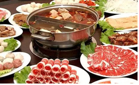  重慶火鍋底料批發(fā)對火鍋文化的闡述 重慶火鍋底料批發(fā)主要提供火鍋底料的銷售，對于一家生意很好的火鍋店來講，選擇一家穩(wěn)定的供應(yīng)商是保證生意的必要措施，一般來講，進(jìn)行長期合作的廠家在口味上才能夠進(jìn)行還原，避免了頻繁換供應(yīng)商對口味帶來的變化。 重慶火鍋種類繁多，主要以毛肚為主，當(dāng)然每道菜都有重慶風(fēng)味。調(diào)味料也以芝麻油、蒜泥、香菜、洋蔥、蠔油等輔助蘸料為基礎(chǔ)。吃得很豪放，尤其是在夏天，重慶火鍋赤手空拳，能感受到重慶火鍋帶來的浸泡。只有當(dāng)你真正享受辛辣的火鍋時，你才能品嘗到重慶火鍋的特色。這是重慶特有的風(fēng)味，也是重慶火鍋在吃的時候可以體驗到的靈魂深處。重慶的火鍋充滿了時代的氣息。每一口火鍋都能見證重慶火鍋的歷史發(fā)展。在這樣的環(huán)境下，重慶火鍋帶來了時代的呼喚，發(fā)出了美食的號角，繼承了傳統(tǒng)的美食，創(chuàng)造了重慶火鍋更好的口味。 重慶火鍋底料批發(fā)從歷史文化的角度出發(fā)，可以說重慶火鍋是百年歷史，在不斷精細(xì)化的工作過程中，重慶火鍋吸引了更多的人去認(rèn)識，在飲食中也涵蓋了更多的歷史文化，取得了更大的成就。重慶火鍋基地的也讓人們記住了重慶的文化意義。火鍋基地材料廠生產(chǎn)和生產(chǎn)火鍋基地材料是歷史發(fā)展的結(jié)合，而且在不斷生產(chǎn)的基礎(chǔ)材料中可以有多種口味和經(jīng)驗，這也是對重慶火鍋的認(rèn)可，是重慶火鍋精神的歷史驅(qū)動。重慶火鍋的味道是很有特點的，特別是我們吃火鍋的時候，我們可以識別和體驗火鍋的味道。重慶火鍋在吃火鍋時，會帶來一定的特色和各種口味，所以火鍋的味道也可以被更多人接受和喜歡。 重慶火鍋底料批發(fā)的風(fēng)味體現(xiàn)在多樣化的格局中。說重慶火鍋的多樣性真的沒有覆蓋，更不用說重慶火鍋中的紅油黃油了。重慶火鍋的香辣味足以讓更多的人喜歡。當(dāng)然，目前重慶火鍋種類較多，但所有的基礎(chǔ)材料都圍繞著重慶火鍋展開。美味的麻辣鍋，正宗的重慶火鍋，精致的火鍋，吃起來正宗的味道，是重慶火鍋帶來的享受。 為了追求健康，重慶火鍋帶來了越來越多的基礎(chǔ)材料。在基礎(chǔ)材料上，滋補木耳湯火鍋也可以帶來這個時代的正宗味道，吃在嘴里，享受美味的重慶火鍋。重慶火鍋的番茄火鍋很有特色，可以是酸辣的，可以是酸辣的，但是吃這種火鍋，你可以享受到重慶火鍋的美味，是重慶火鍋從主料到主料的絕配。當(dāng)然，這種重慶火鍋有著獨特的風(fēng)味，是對重慶風(fēng)味的體驗和認(rèn)識。但我們吃的是火鍋。我們所享受的是重慶的品味和體驗。